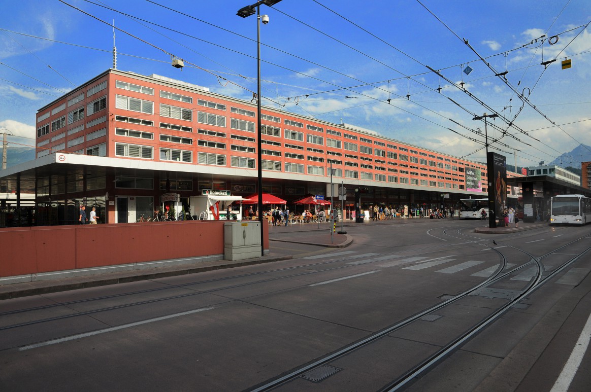 Neuer Bahnhof, roter Platz und fliegende Bilder